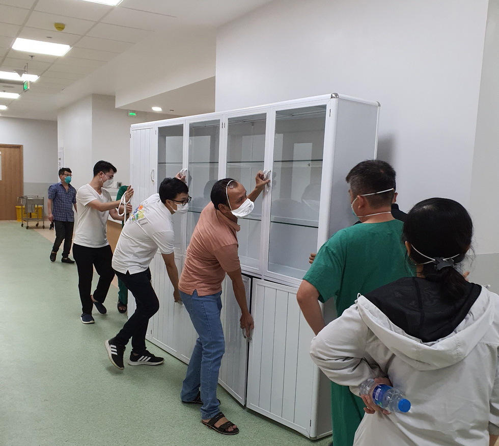 This image shows health workers arranging a medical cabinet at the Emergency Resuscitation Hospital in Ho Chi Minh City. Photo: An My / Tuoi Tre