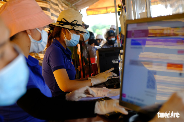 Staff are on duty at the Cai Chanh COVID-19 checkpoint in Dak Rlap District, Dak Nong Province, Vietnam, July 17, 2021. Photo: Dinh Cuong / Tuoi Tre