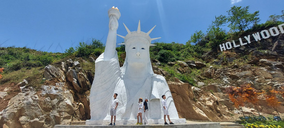 Tourists pose in front of the Statue of Liberty replica in Ansapa tourism complex in Sa Pa Town, Lao Cai Province. Photo courtesy of Ansapa.