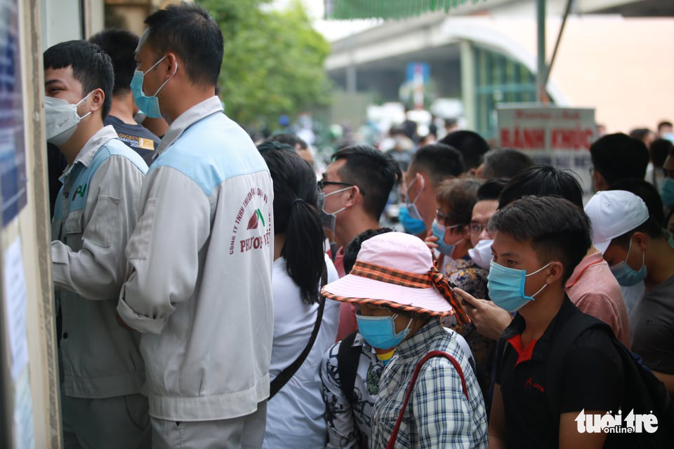 People crowd the National Institute for Control of Vaccine and Biologicals to take COVID-19 tests in Hanoi, July 21, 2021. Photo: D. Thanh / Tuoi Tre