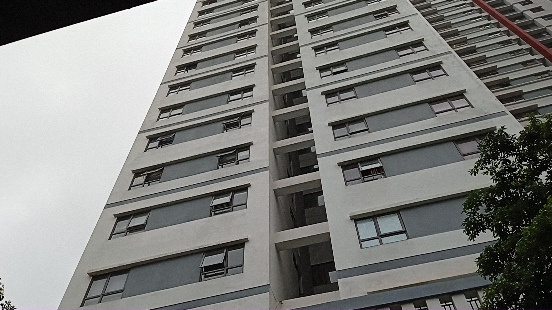 3-year-old boy dies after falling from sixth to third floor at Hanoi apartment building