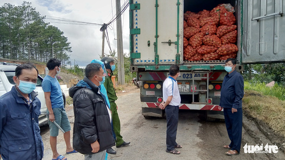 Da Lat police seize dubious truckload of potatoes from China