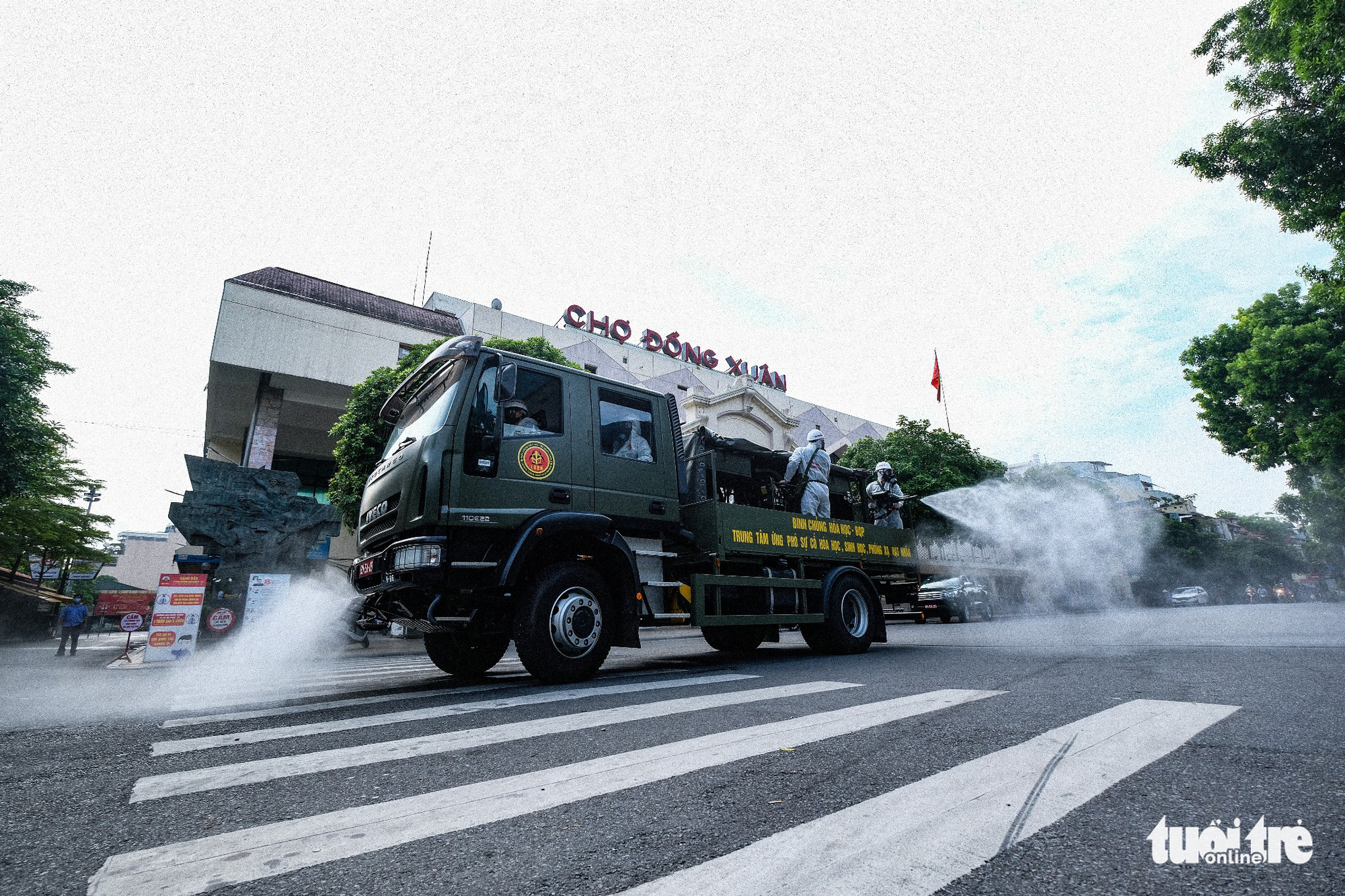 This image shows a specialized vehicle spraying chemicals to disinfect a street in Hoan Kiem District, Hanoi, July 26, 2021. Photo: Nam Tran / Tuoi Tre