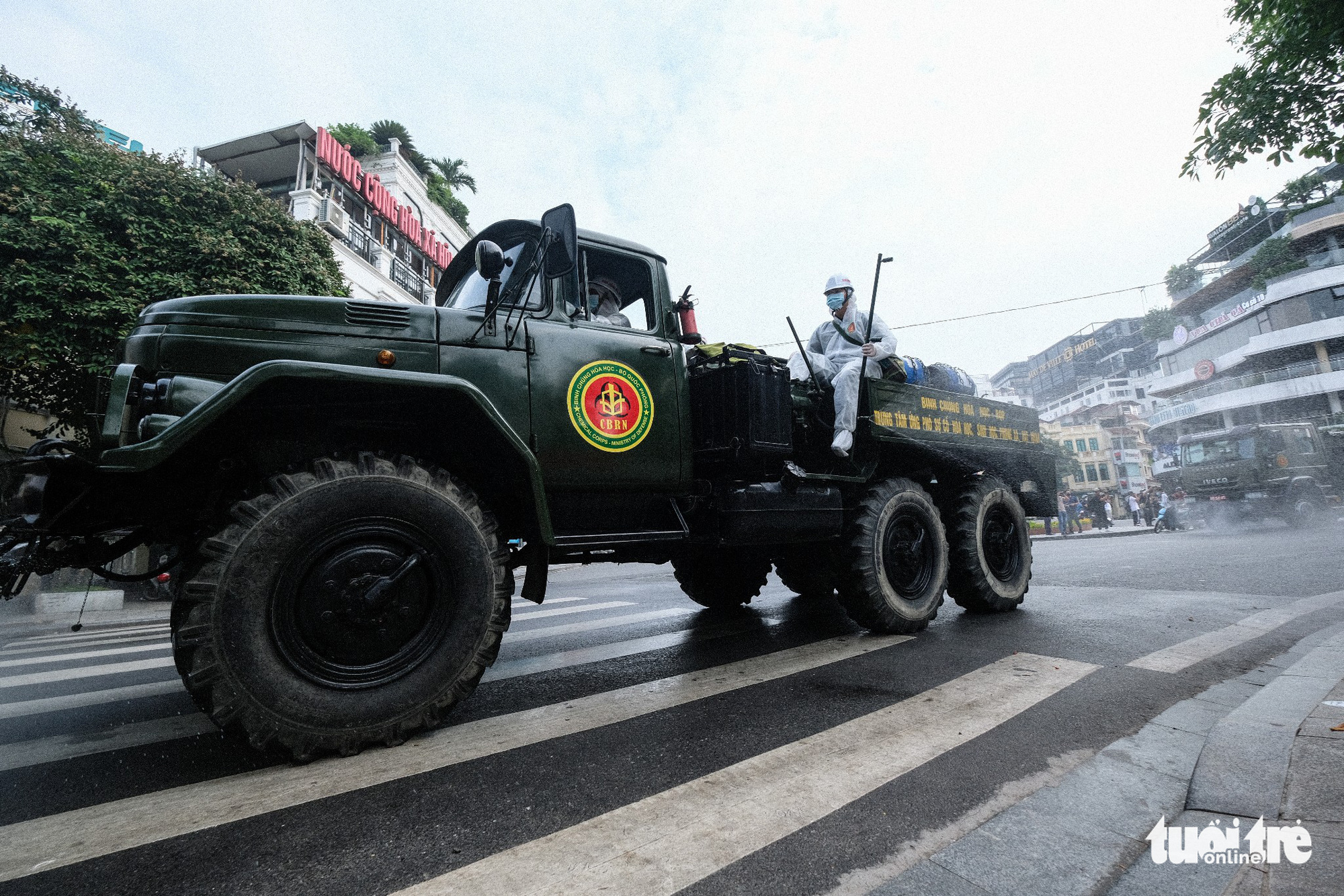 This image shows a specialized vehicle spraying chemicals to disinfect a street in Hoan Kiem District, Hanoi, July 26, 2021. Photo: Nam Tran / Tuoi Tre
