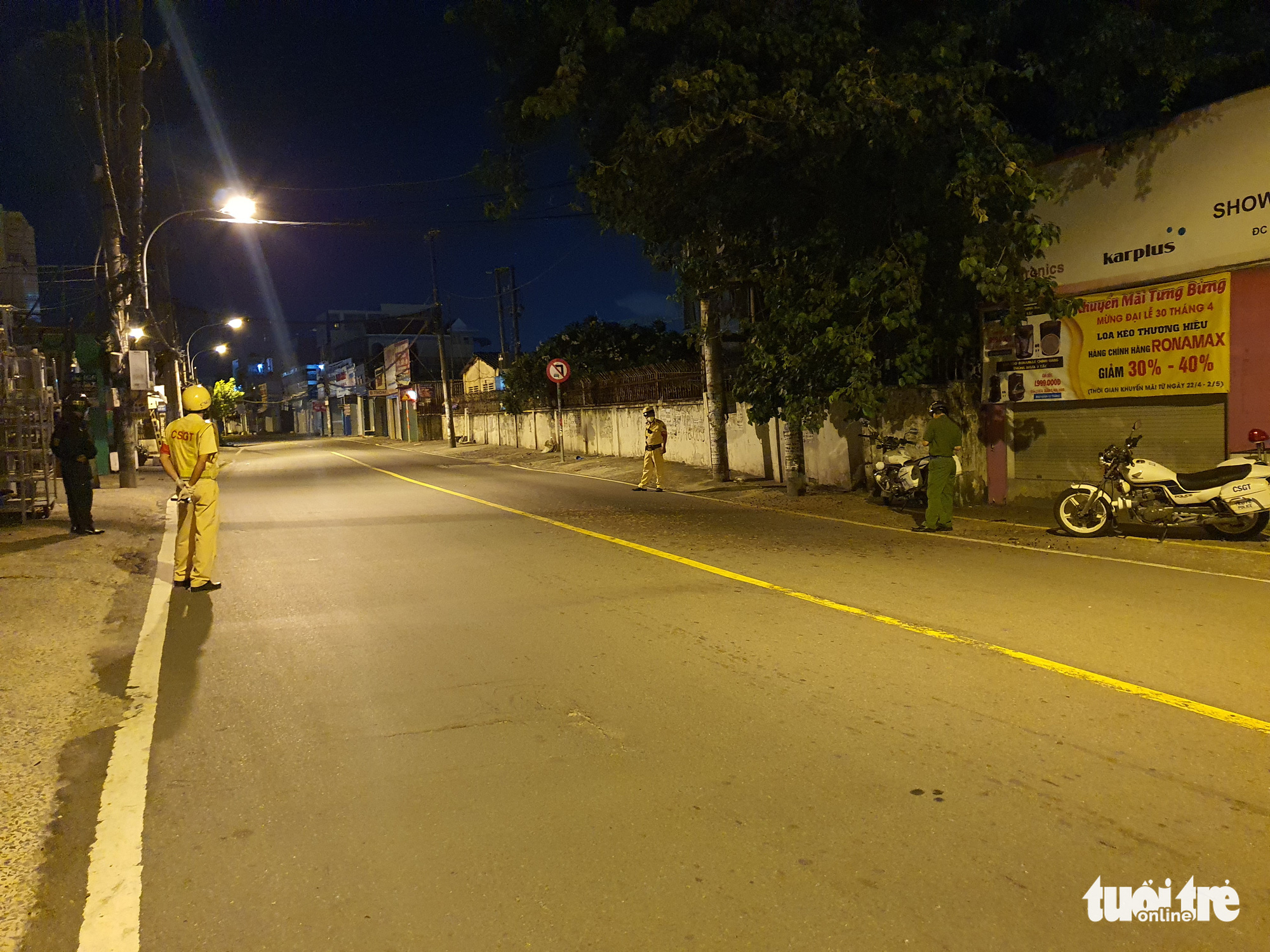 Traffic police officers patrol on a street in Thu Duc City, Ho Chi Minh City, July 26, 2021. Photo: Minh Hoa / Tuoi Tre