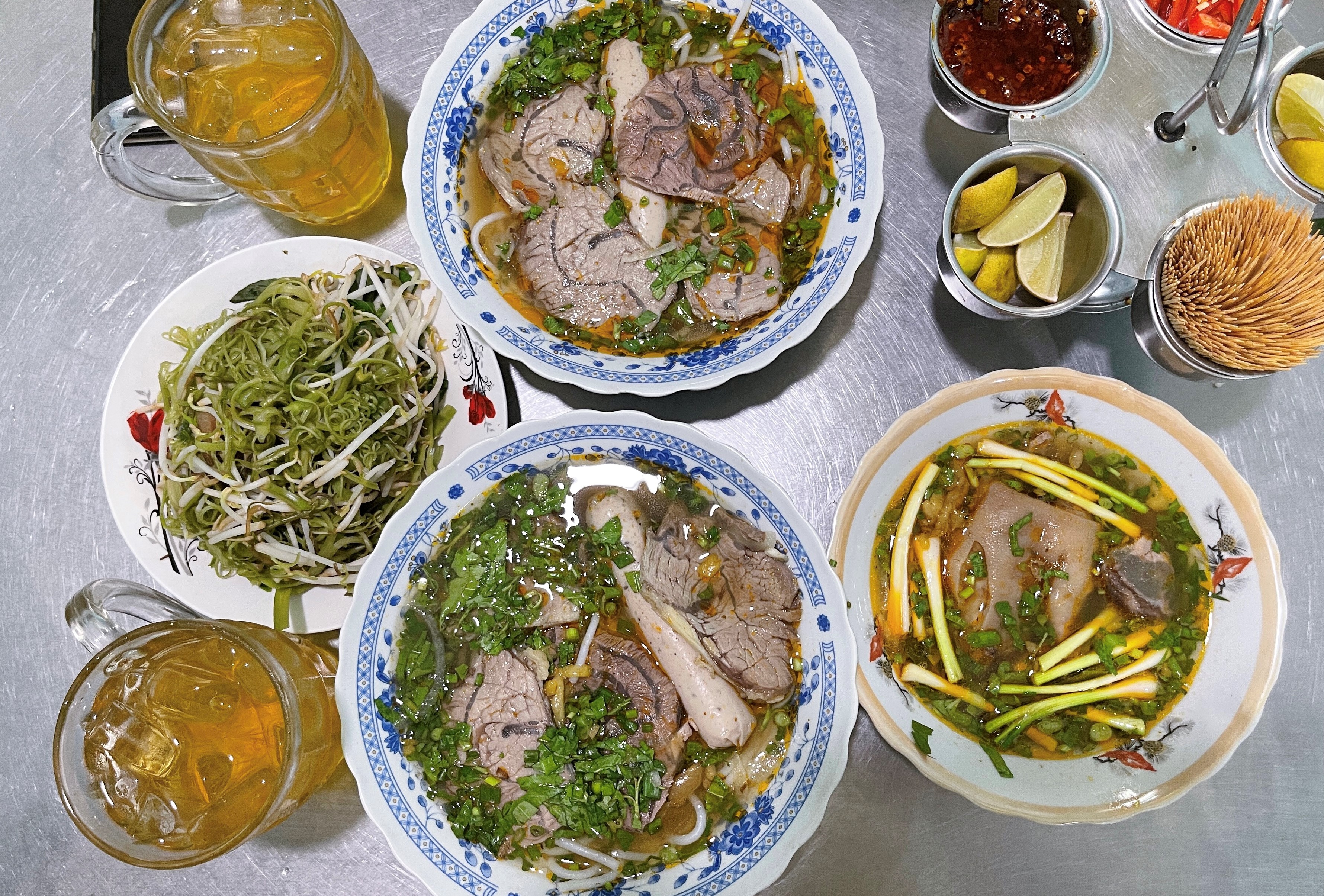 'Bun bo' can be found in every corner of Saigon, from fancy restaurants to low-cost street stall. Photo: Dong Nguyen / Tuoi Tre News