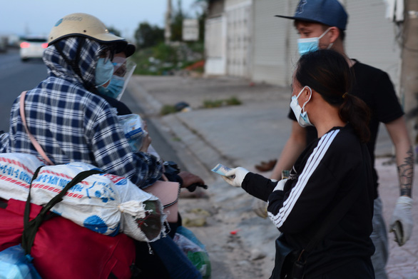 Vietnamese woman gives away money to internal migrants heading home amid COVID-19 outbreak