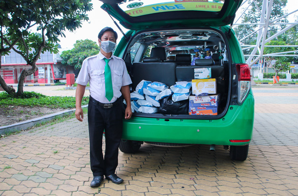A Mai Linh Group’s taxicab is stocked with food, August 4, 2021. Photo: Chau Tuan / Tuoi Tre