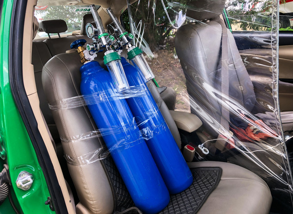Oxygen tanks are installed in the backseat of a Mai Linh Group’s taxicab, August 4, 2021. Photo: Chau Tuan / Tuoi Tre