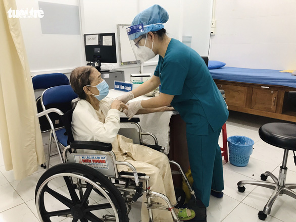 Ho Chi Minh City senior citizen gets COVID-19 jab at 102