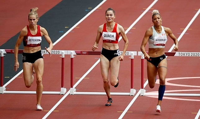 Vietnamese runner Quach Thi Lan (center) competes in the 400-meter hurdles of Tokyo Olympics on July 31, 2021. Photo: Reuters