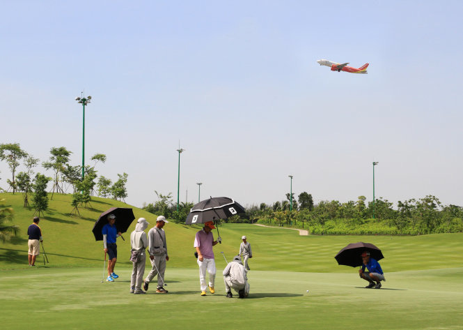 Vietnamese province’s tourism, taxation officials contact COVID-19 patient at golf course amidst restrictions