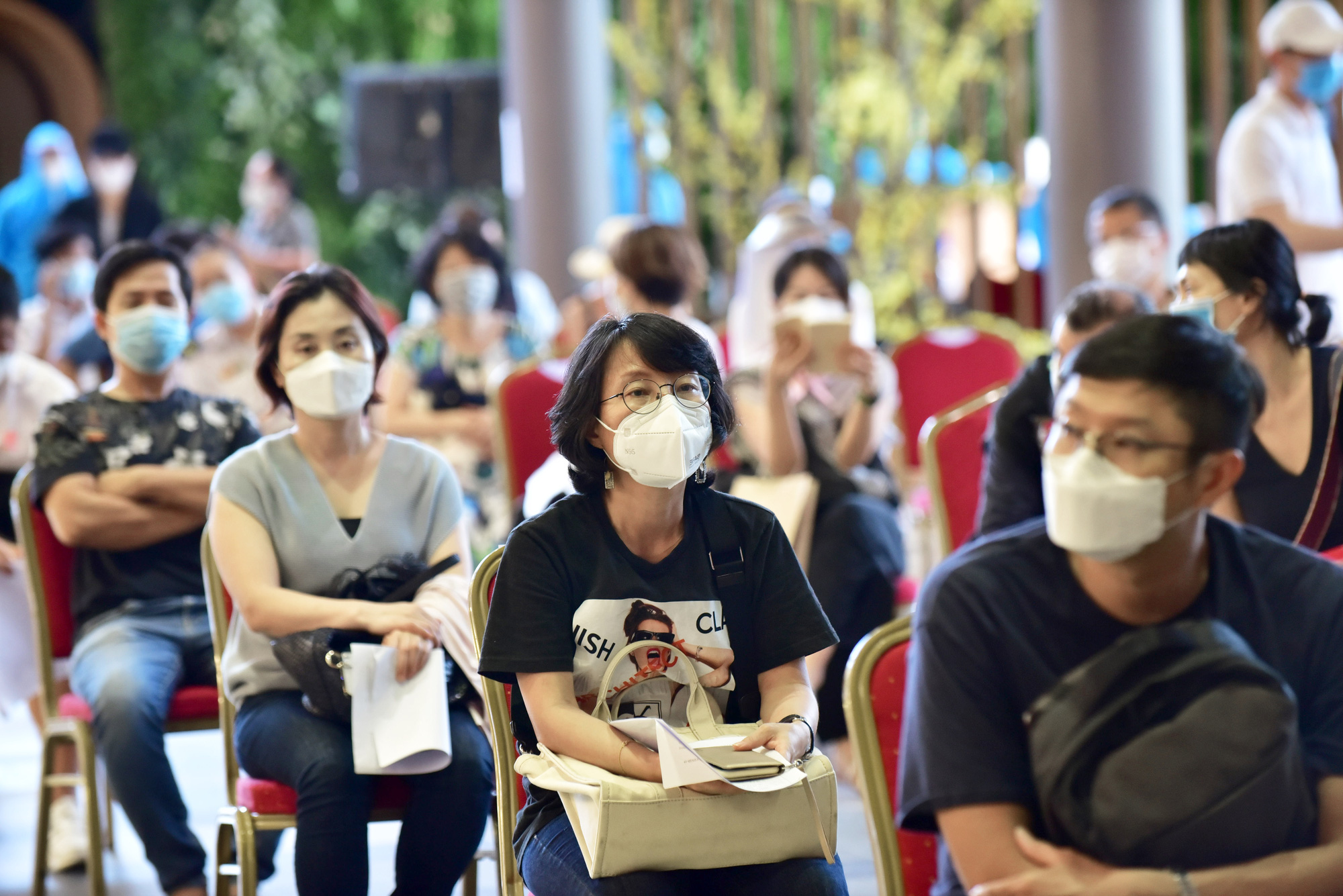 Foreigners wait for a COVID-19 vaccination session in District 7, Ho Chi Minh City, August 5, 2021. Photo: Duyen Phan / Tuoi Tre