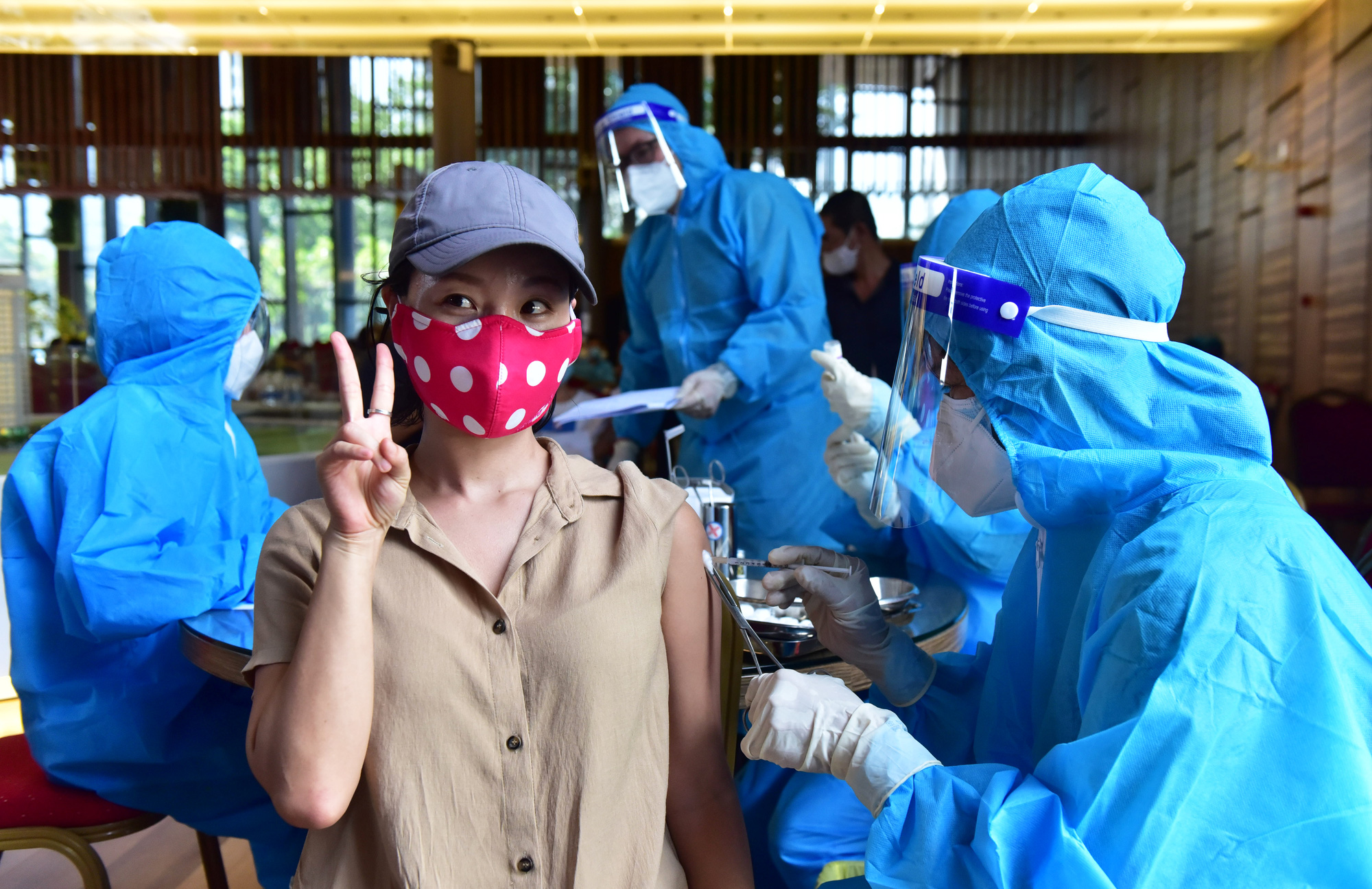 Expats vaccinated in Ho Chi Minh City thank Vietnam for kindness