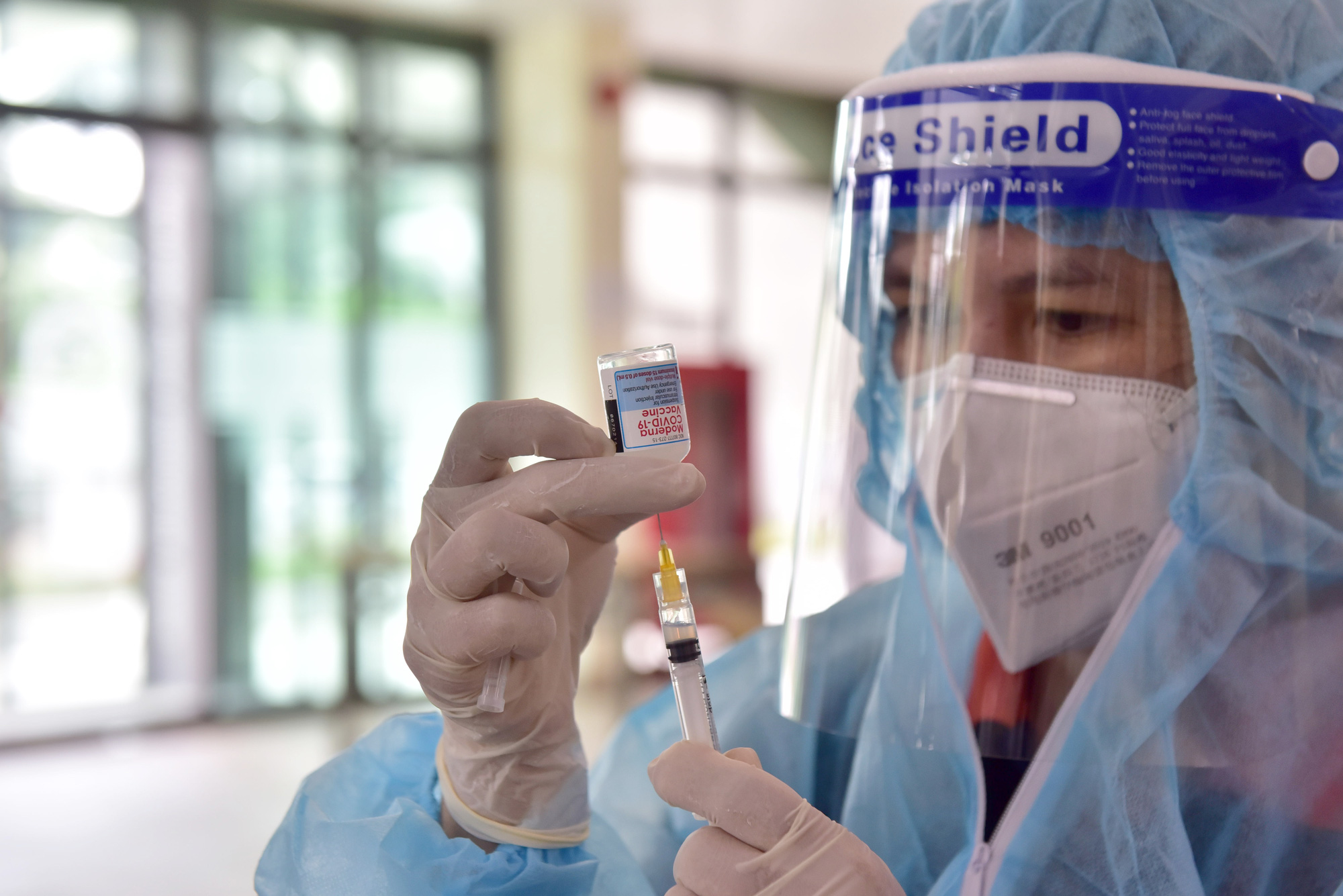 A medical worker prepares a COVID-19 vaccine dose in District 7, Ho Chi Minh City, August 5, 2021. Photo: Duyen Phan / Tuoi Tre