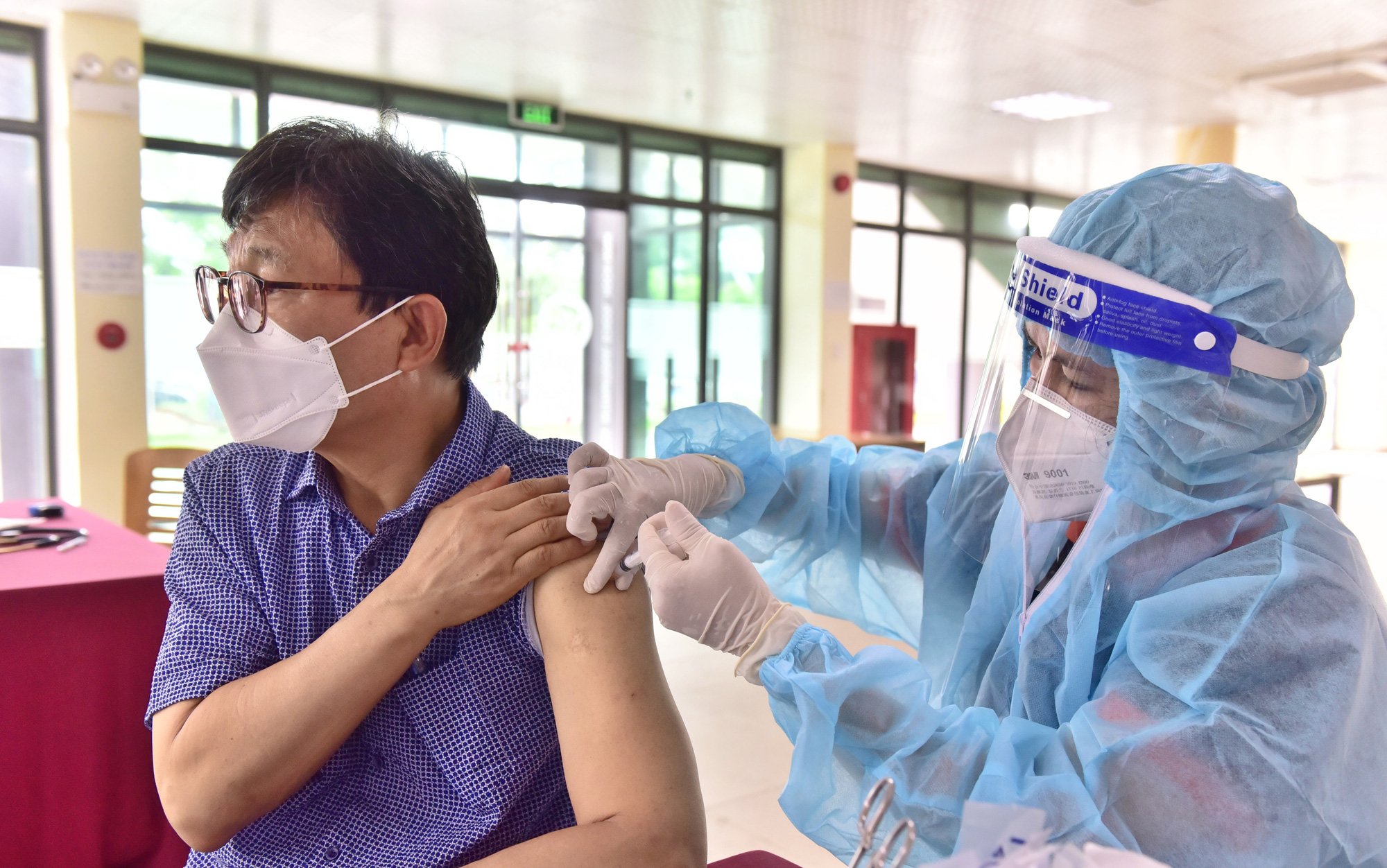 A foreigner receives a COVID-19 vaccine dose in District 7, Ho Chi Minh City, August 5, 2021. Photo: Duyen Phan / Tuoi Tre