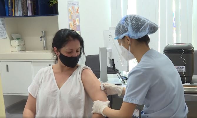 How are foreigners getting COVID-19 vaccinations in Ho Chi Minh City?