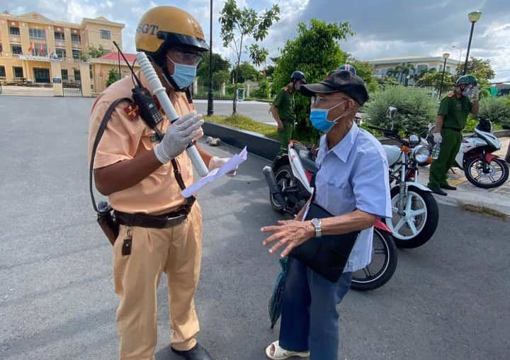 Saigon traffic policeman saves elder from long walk to vaccination site with scout ride