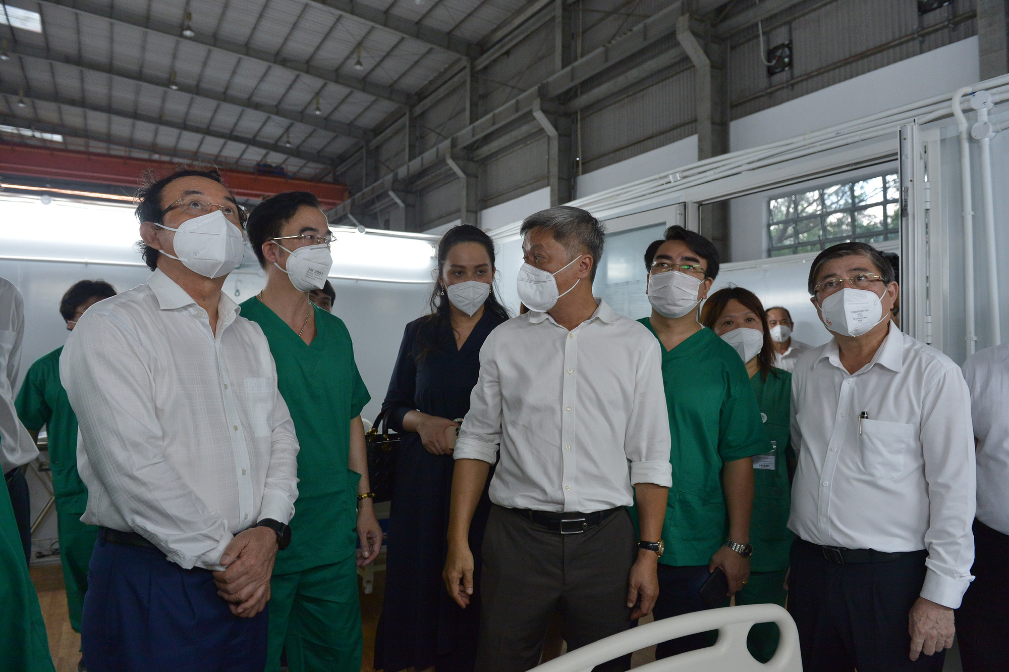 Officials review an intensive care center in District 7, Ho Chi Minh City, August 7, 2021. Photo: Tu Trung / Tuoi Tre