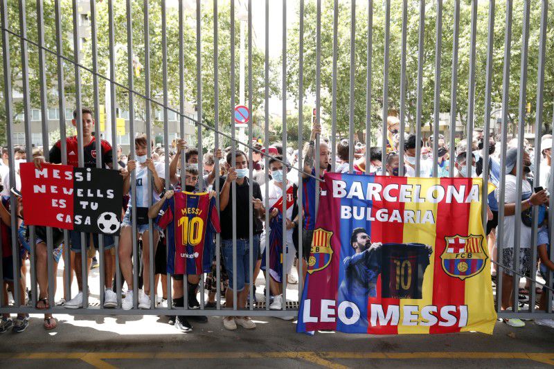 Soccer Football - Lionel Messi holds an FC Barcelona press conference - Camp Nou, Barcelona, Spain - August 8, 2021 Barcelona fans wait outside the Camp Nou after the press conference. Photo: Reuters