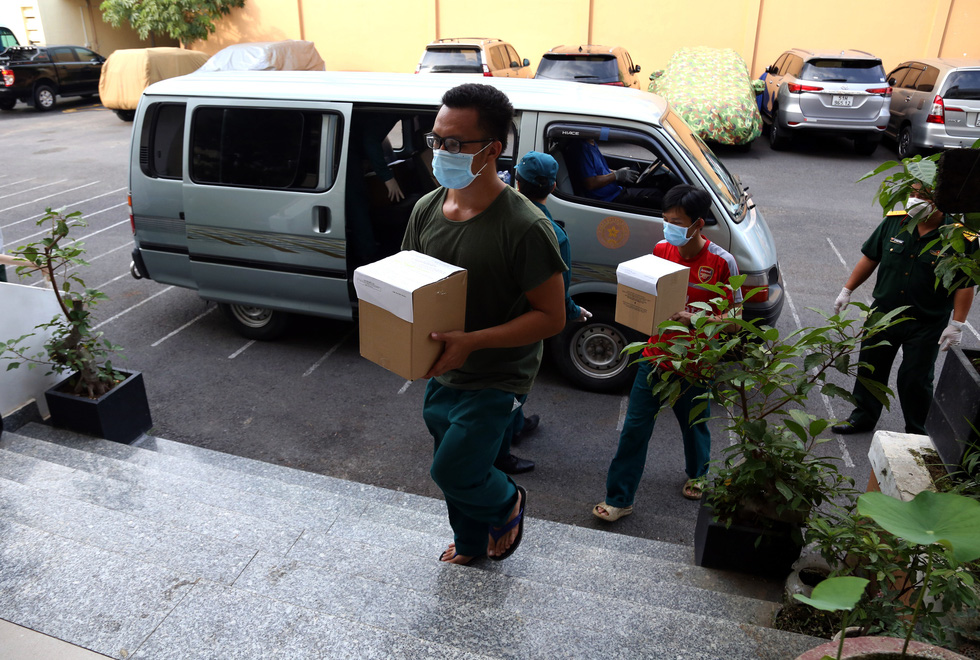 Soldiers bring boxes of ashes of COVID-19 victims into Military Command of District 10 in Ho Chi Minh City. Photo: Le Phan / Tuoi Tre