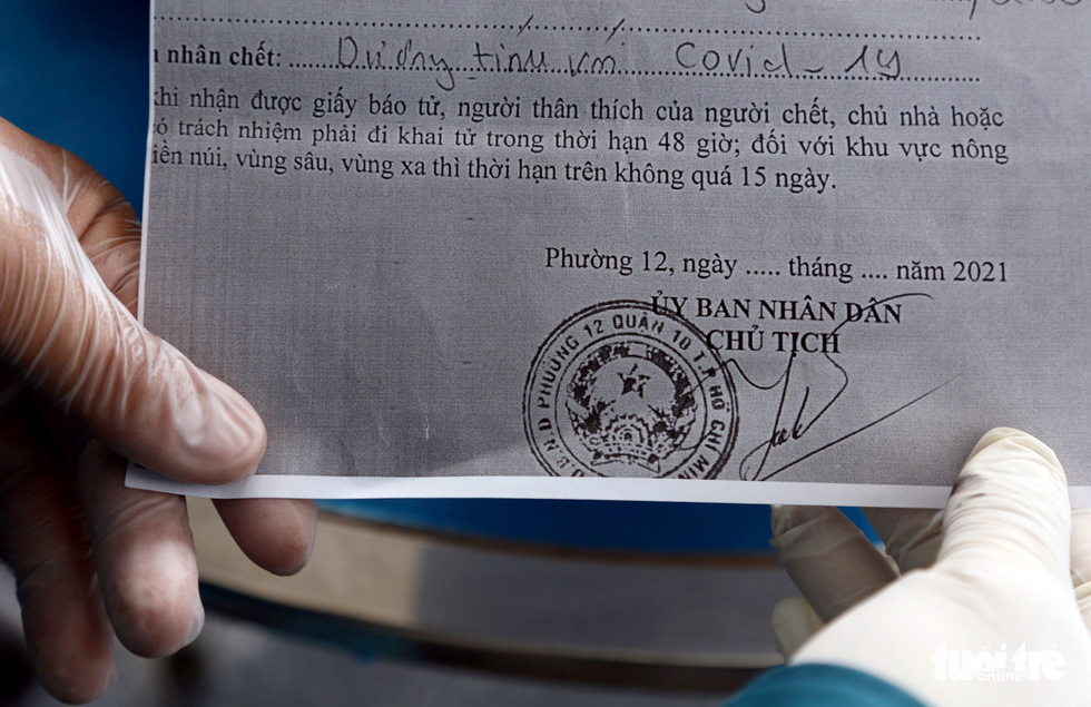 A death certificate on an urn carrying the cremated remains of a COVID-19 victim in Ho Chi Minh City. Photo: Le Phan / Tuoi Tre