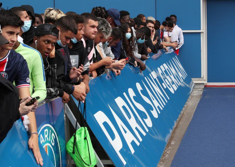 Fans await the arrival of Lionel Messi outside the Parc des Princes before his expected signing for Paris St Germain, Paris, France - August 9, 2021. Photo: Reuters