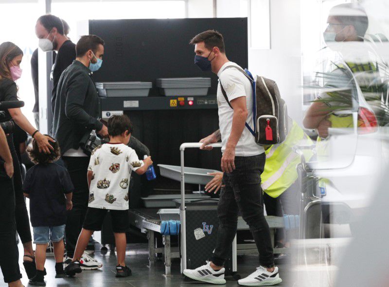 Lionel Messi is seen at Josep Tarradellas Barcelona-El Prat Airport with his wife Antonela and their children before flying to Paris, August 10, 2021. Photo: Reuters