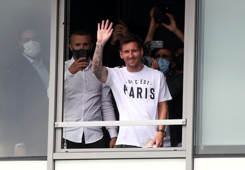 Lionel Messi waves as he arrives in Paris, Paris-Le Bourget Airport, Paris, France - August 10, 2021. Photo: Reuters