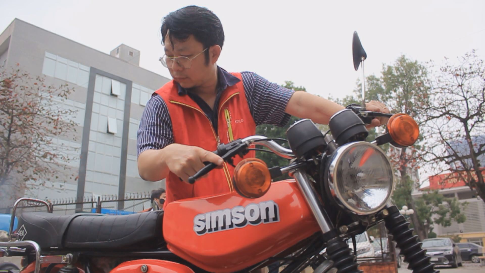 Hanoi man dedicates over a decade to Simson collection