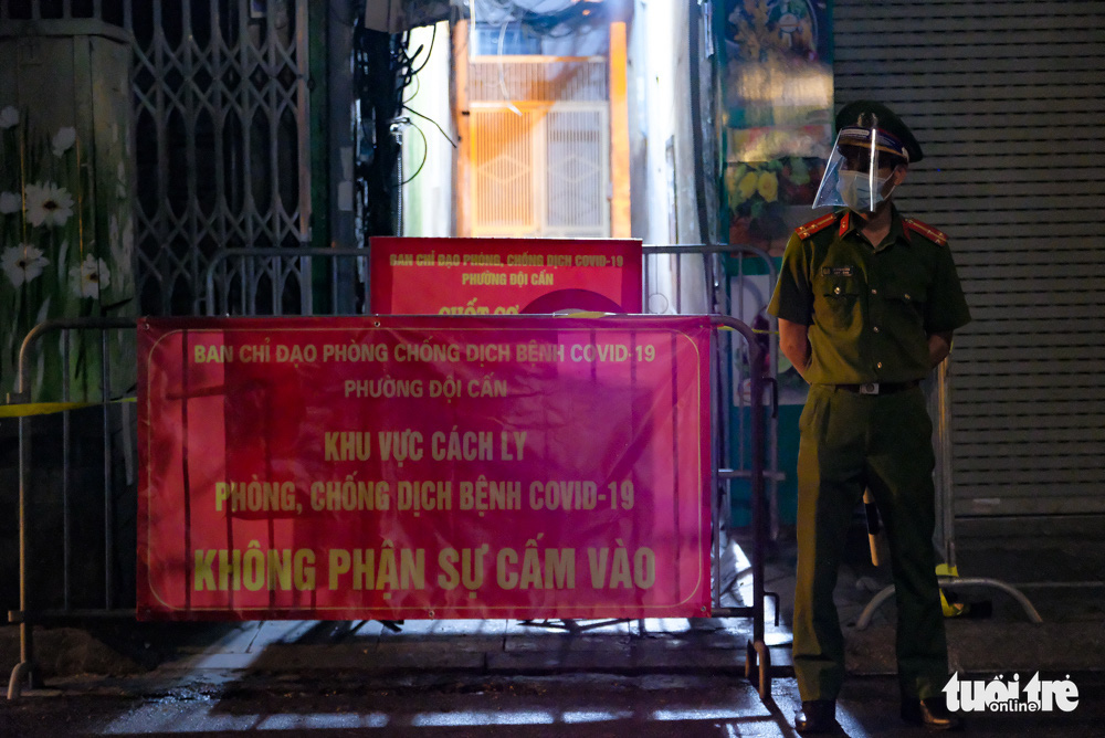 An officer guards an alley on Doi Can Street in Hanoi, August 12, 2021. Photo: Nam Tran / Tuoi Tre