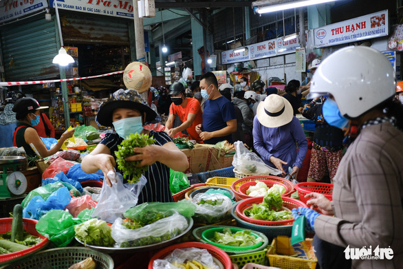Da Nang residents stock up on groceries following warning of heightened movement curb
