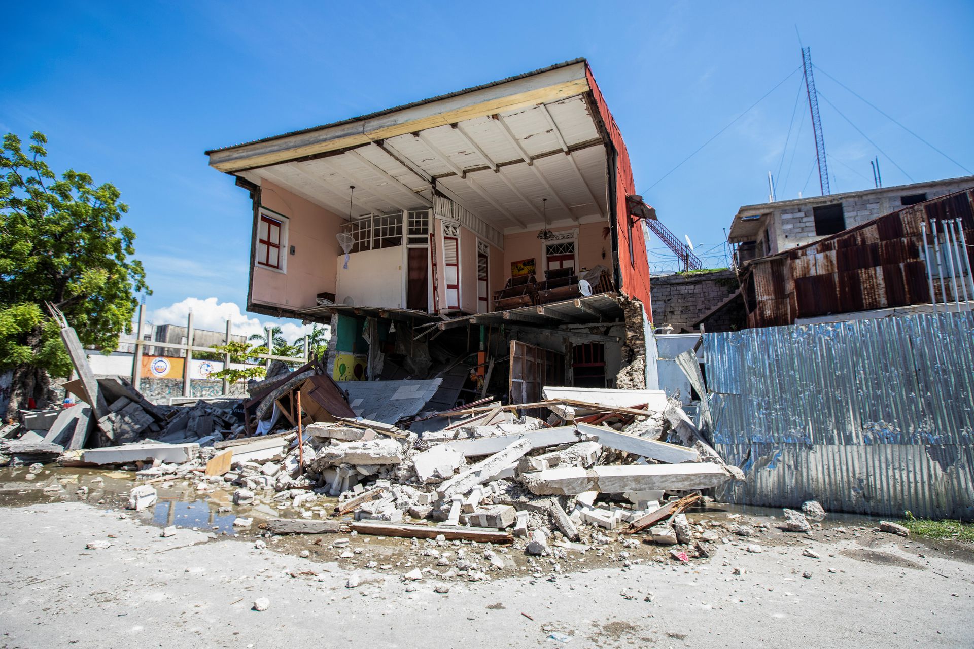 A view shows a house destroyed following a 7.2 magnitude earthquake in Les Cayes, Haiti August 14, 2021. Photo: Reuters