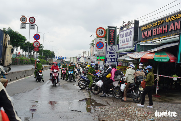 This image shows a checkpoint on National Highway 1 in Di An City under Binh Duong Province, where police forces asked travelers to come back to Ho Chi Minh City on August 15, 2021. Photo: Duc Phu / Tuoi Tre