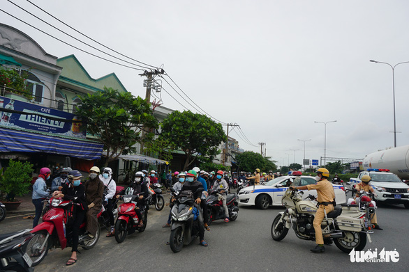 This image shows traffic police stopping people from leaving Ho Chi Minh City in an area near the Linh Xuan Overpass in Thu Duc City on August 15, 2021. Photo: Duc Phu / Tuoi Tre