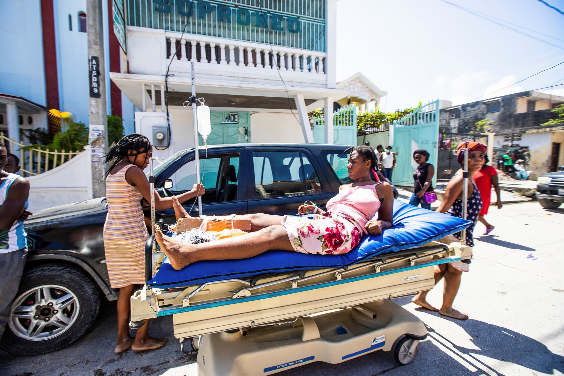 A woman injured during the 7.2 magnitude earthquake lies on a stretcher in Les Cayes, Haiti August 14, 2021. Photo: Reuters