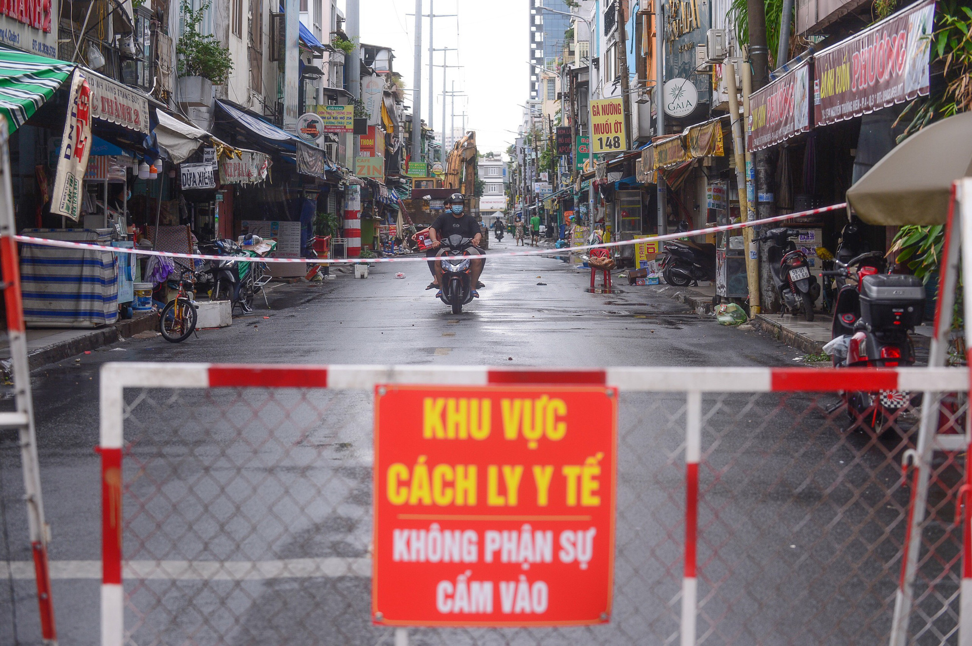Ho Chi Minh City announces one-month extension of strict social distancing