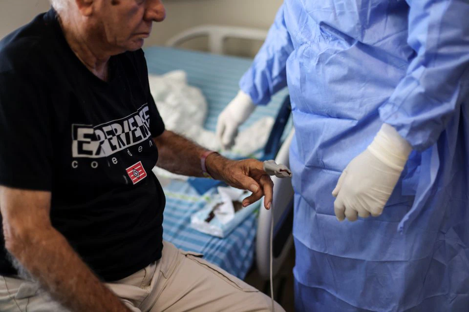 A medical staff member attends to a patient suffering from the coronavirus disease (COVID-19), in a ward at Beilinson hospital in Petah Tikva, Israel August 18, 2021. Photo: Reuters