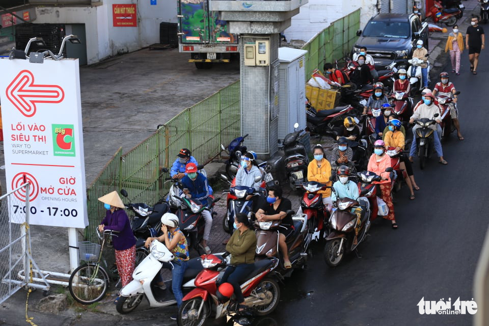 Customers wait in front of a parking lot at Emart Supermarket in Go Vap District, Ho Chi Minh City, August 22, 2021. Photo: Nhat Thinh / Tuoi Tre