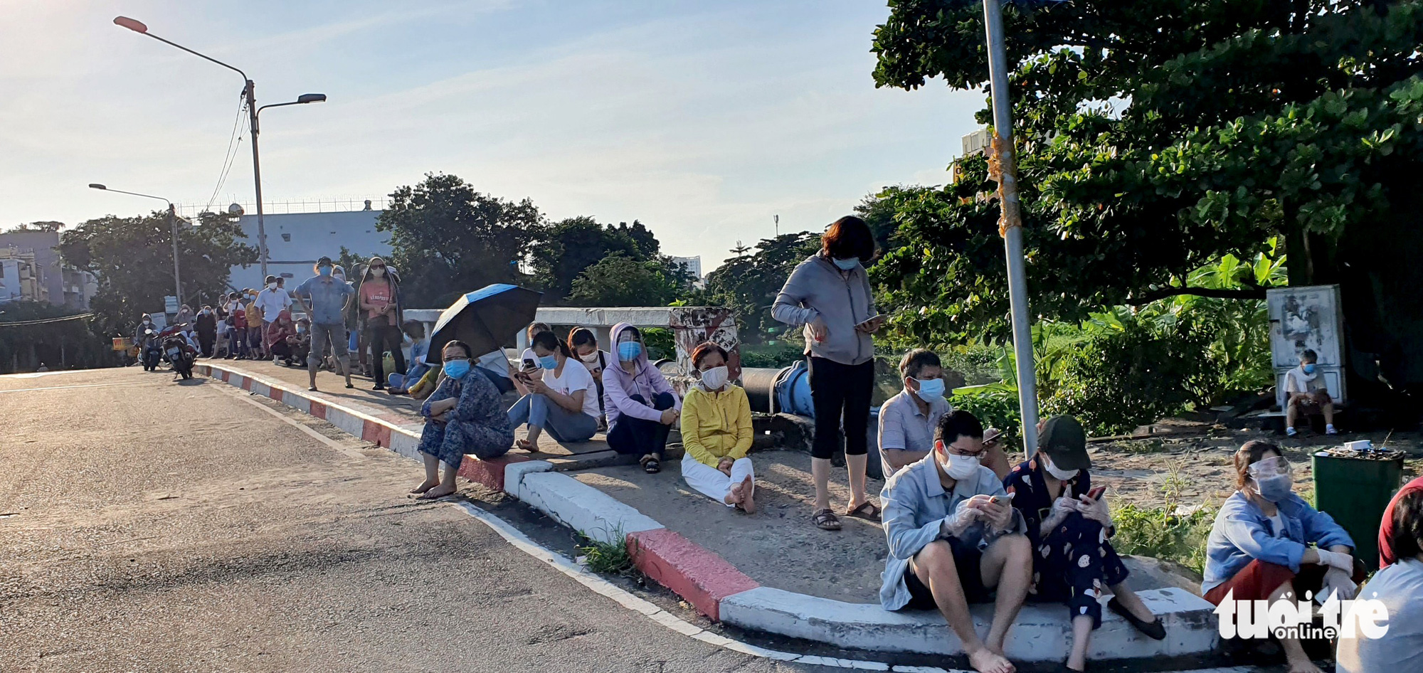 Shoppers wait in front of Co.opmart Chu Van An Supermarket in Binh Thanh District, Ho Chi Minh City, August 22, 2021. Photo: Cong Trung / Tuoi Tre