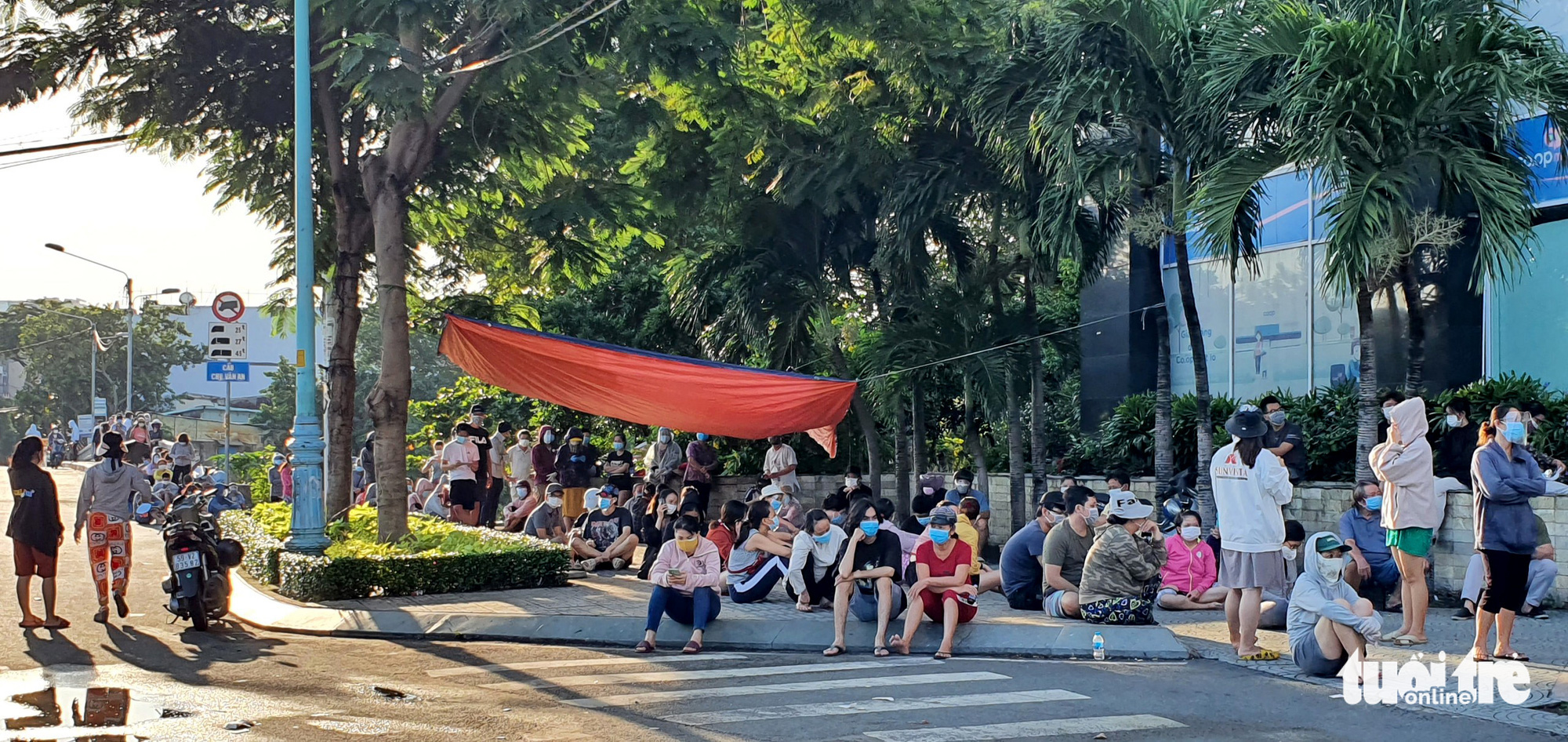 Residents throng supermarkets before shelter-in-place order takes effect in Ho Chi Minh City
