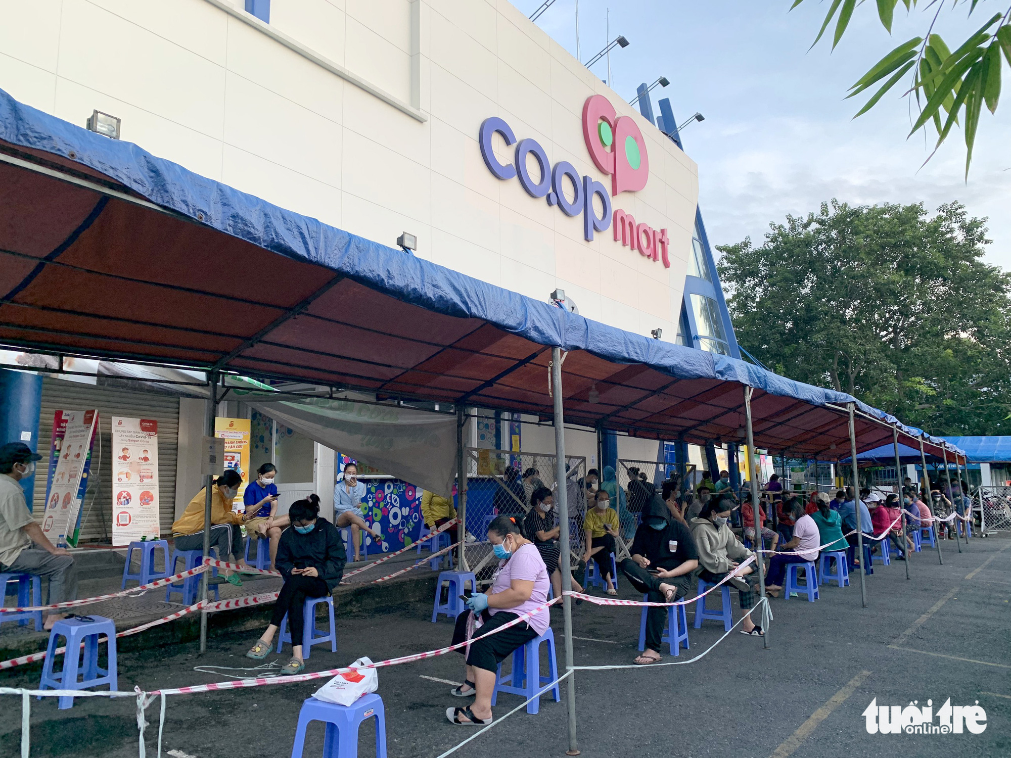 People queue up at a supermarket in Ho Chi Minh City, August 22, 2021. Photo: Bong Mai / Tuoi Tre