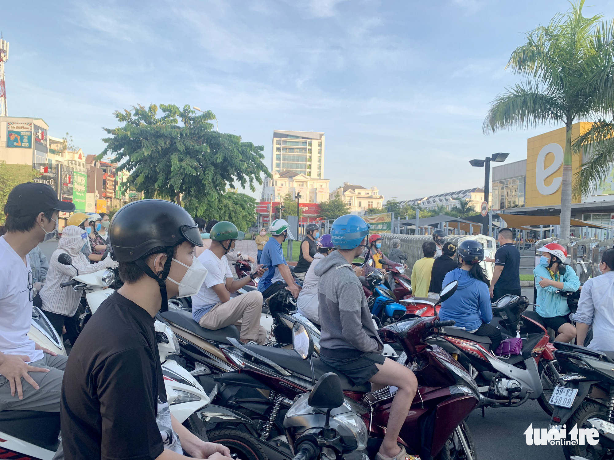 Customers wait in front of a parking lot at Emart Supermarket in Go Vap District, Ho Chi Minh City, August 22, 2021. Photo: Bong Mai / Tuoi Tre