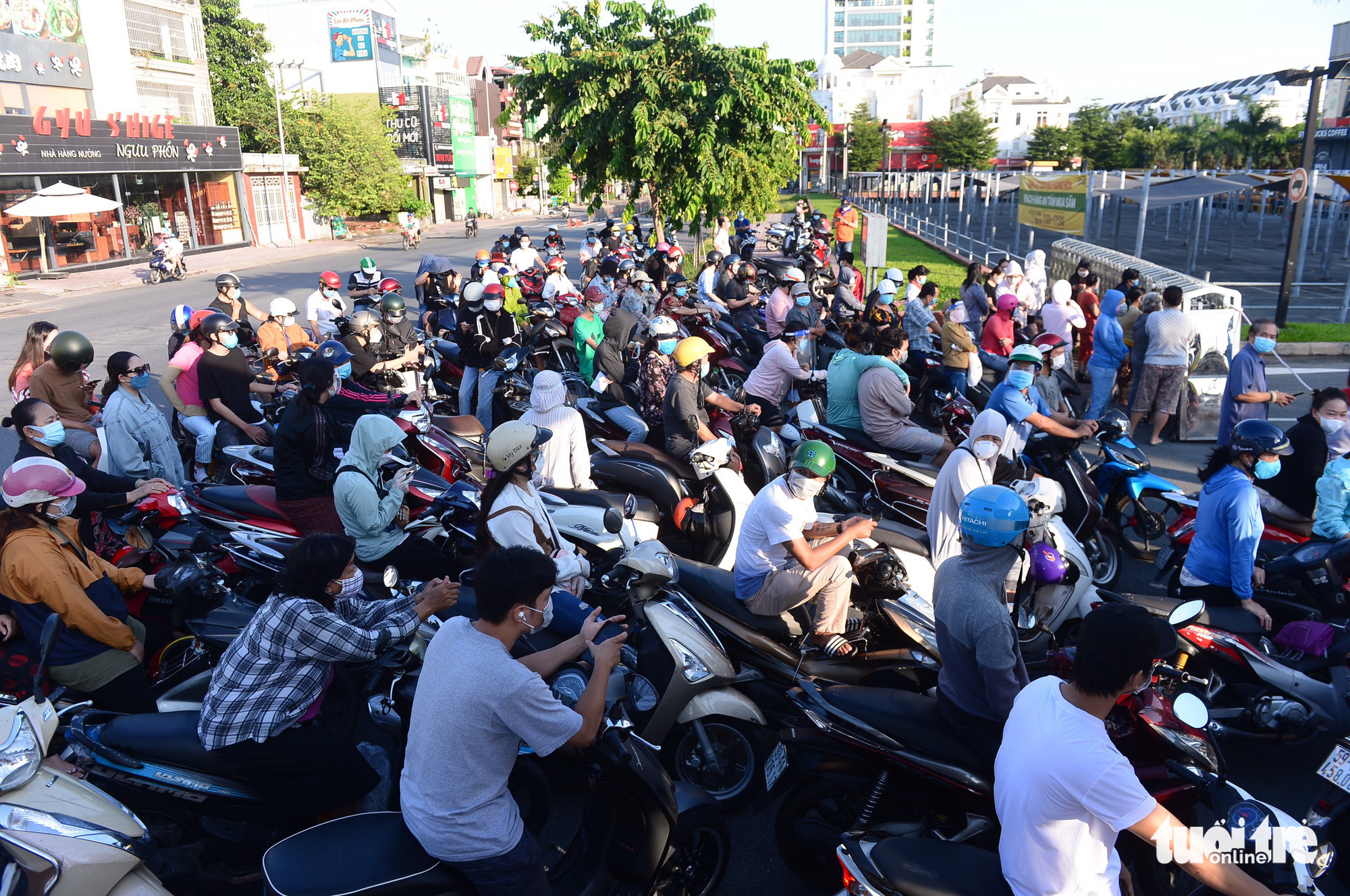 Customers wait in front of a parking lot at Emart Supermarket in Go Vap District, Ho Chi Minh City, August 22, 2021. Photo: Tuoi Tre