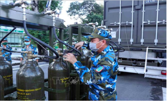 A military officer operates mobile oxygen production equipment at the Military Hospital 175 in Ho Chi Minh City. Photo: Vietnam News Agency