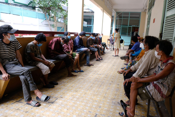 Homeless people wait for their turns to get inoculated against COVID-19 at a shelter in District 4 of Ho Chi Minh City. Photo: Vu Thuy / Tuoi Tre