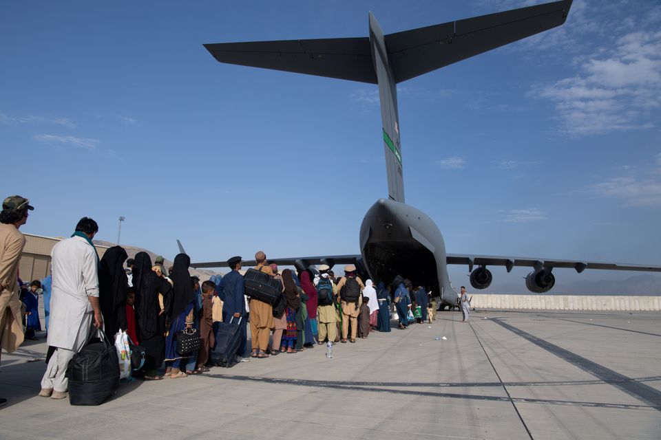 U.S. Air Force loadmasters and pilots assigned to the 816th Expeditionary Airlift Squadron, load passengers aboard a U.S. Air Force C-17 Globemaster III in support of the Afghanistan evacuation at Hamid Karzai International Airport in Kabul, Afghanistan, August 24, 2021. Photo: U.S. Air Force/Master Sgt. Donald R. Allen/Handout via Reuters