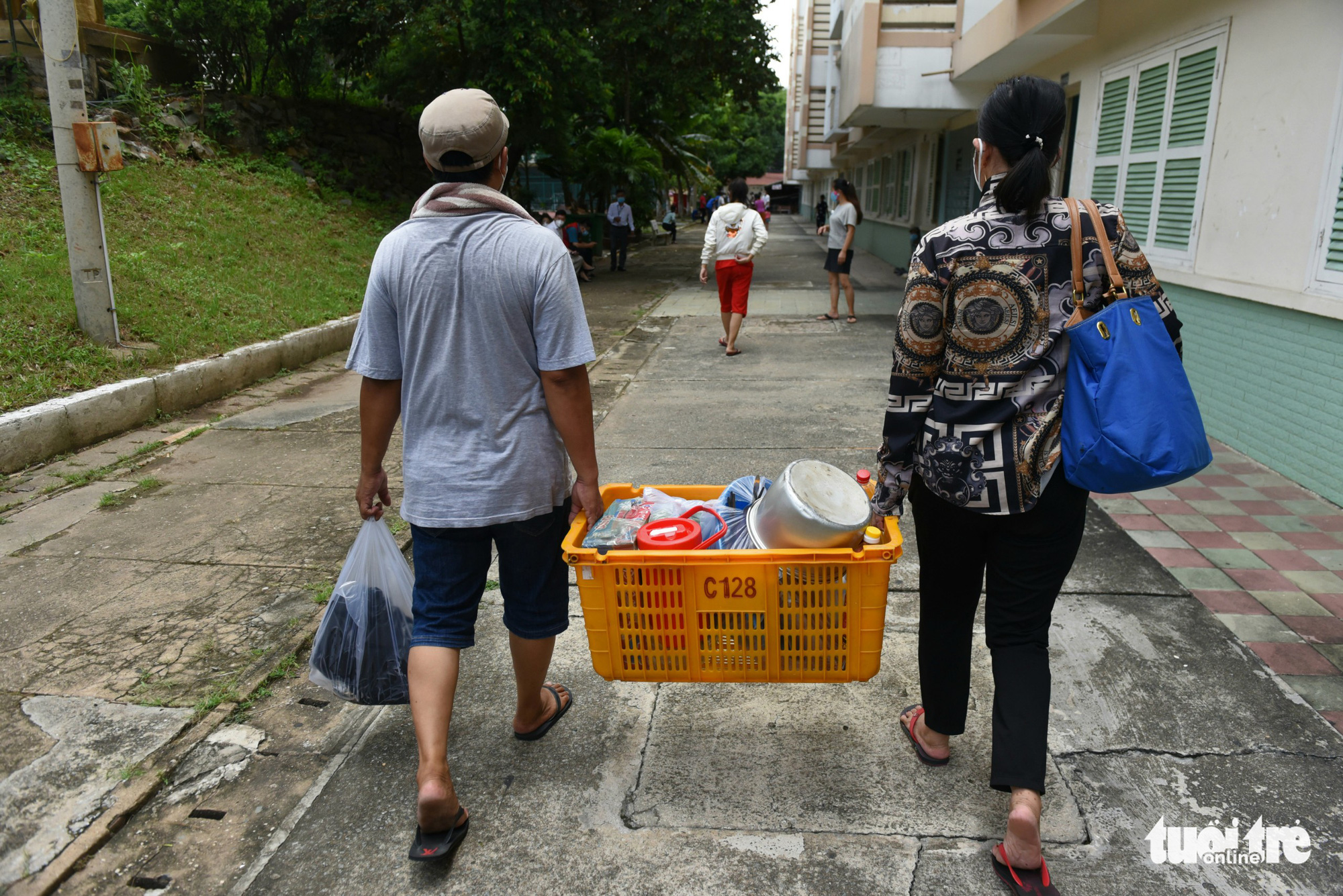 Two people carry their belongings to their new home in Binh Thanh District, Ho Chi Minh City, August 26, 2021. Photo: Duyen Phan / Tuoi Tre