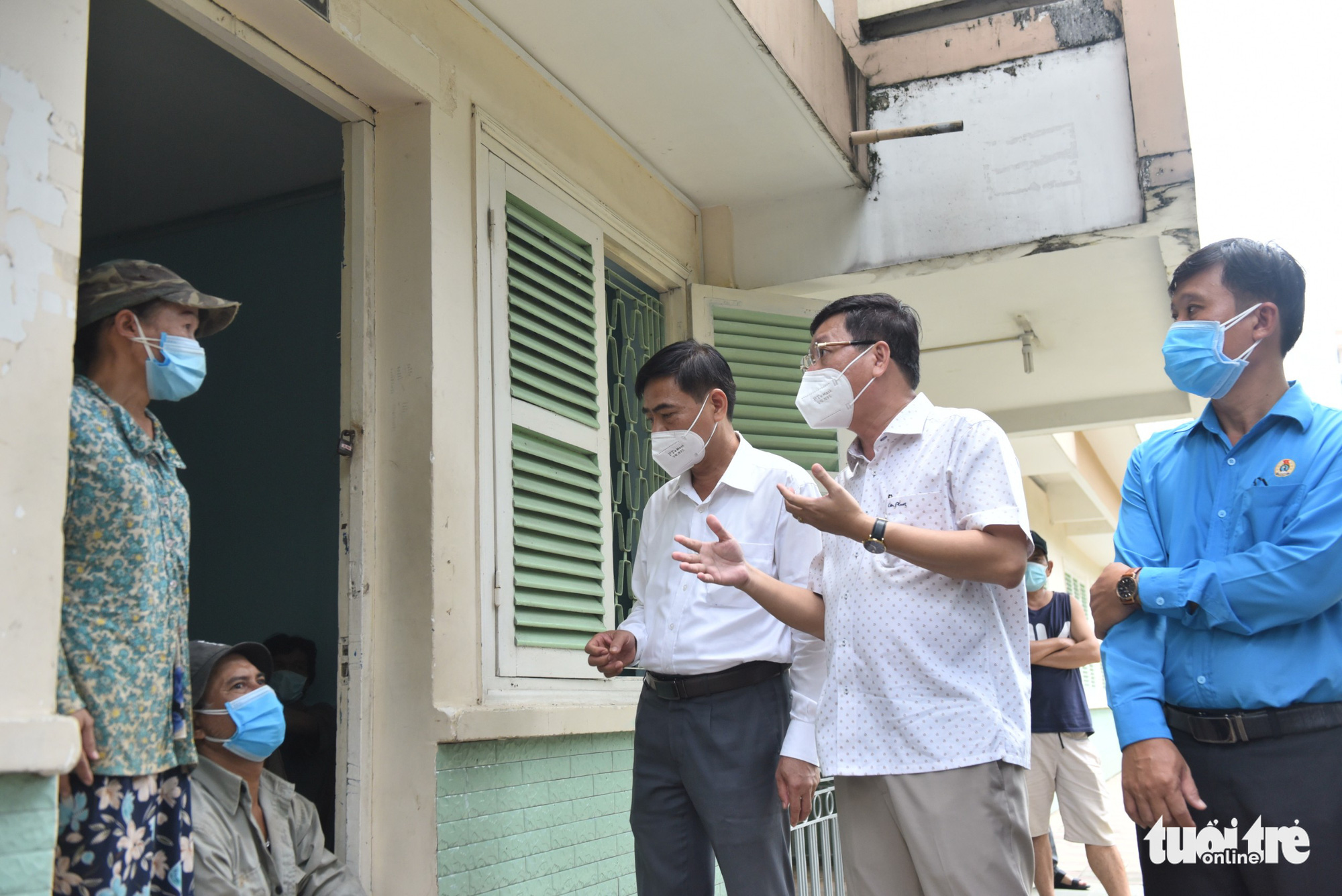 Officials visit residents at their new home in Binh Thanh District, Ho Chi Minh City, August 26, 2021. Photo: Duyen Phan / Tuoi Tre
