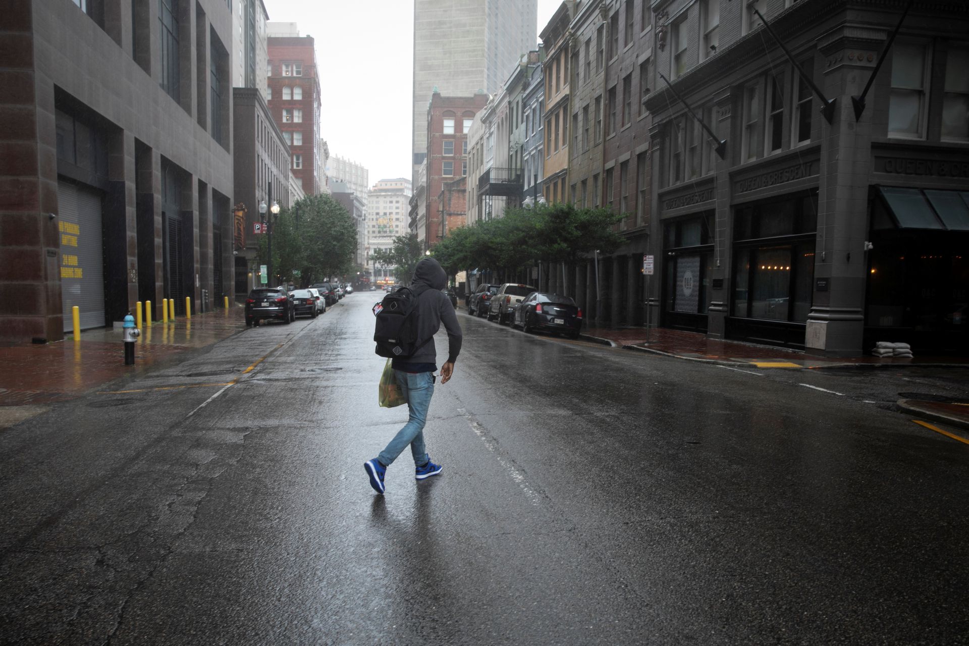 A man walks in the rain as Hurricane Ida makes landfall in Louisiana, in New Orleans, Louisiana, U.S. August 29, 2021. Photo: Reuters